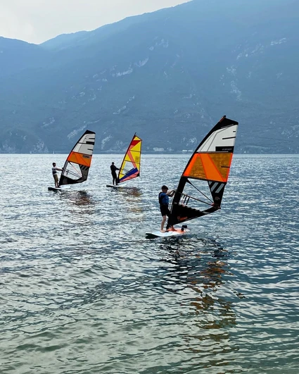 Privater Windsurf-Kurs am Gardasee: Ihr exklusives Erlebnis in Limone 1 Privater Windsurf-Kurs am Gardasee: Ihr exklusives Erlebnis in Limone 1